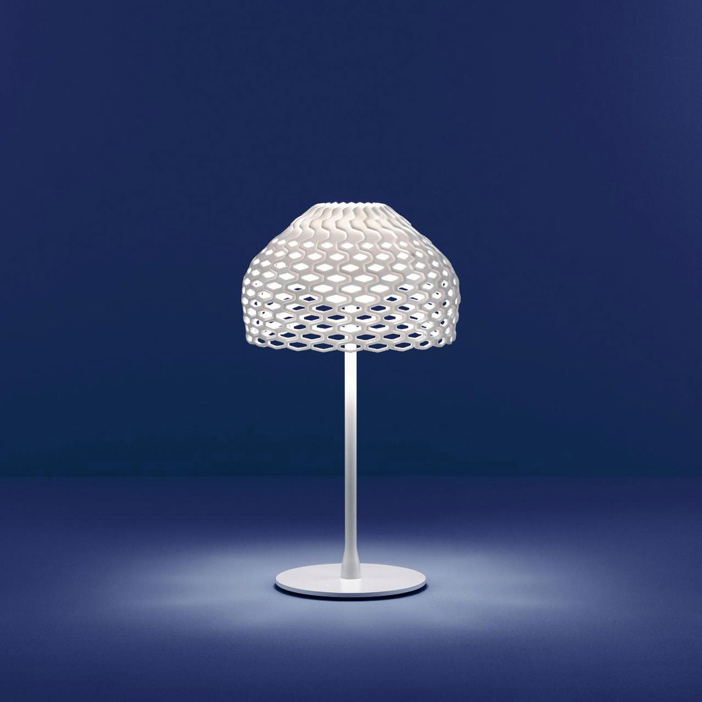 Tatou Table Lamp | White Polycarbonate and Steel