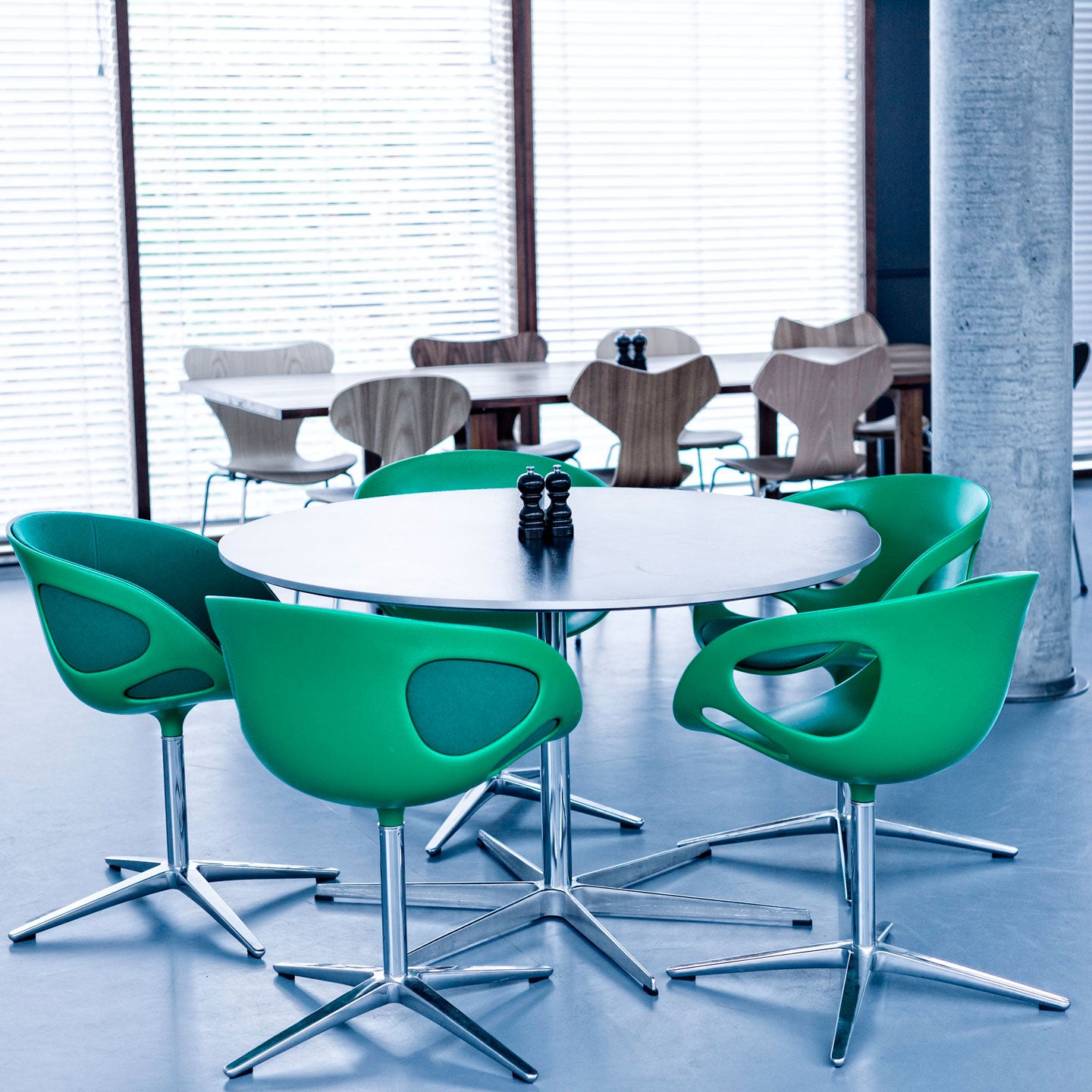 A825 Circular Pedestal Table | White Laminate Top
