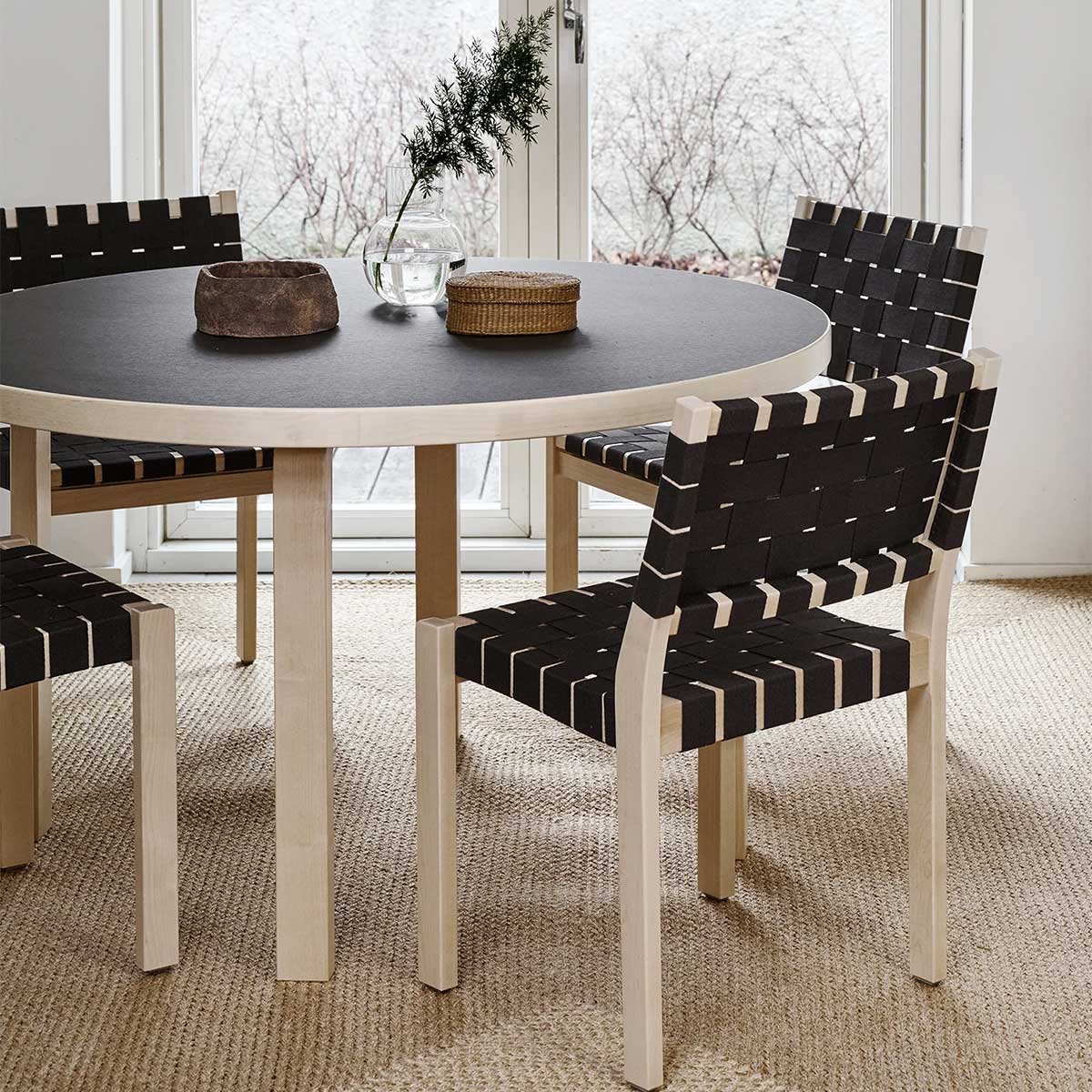 90A Aalto Table Round | Black Linoleum Top