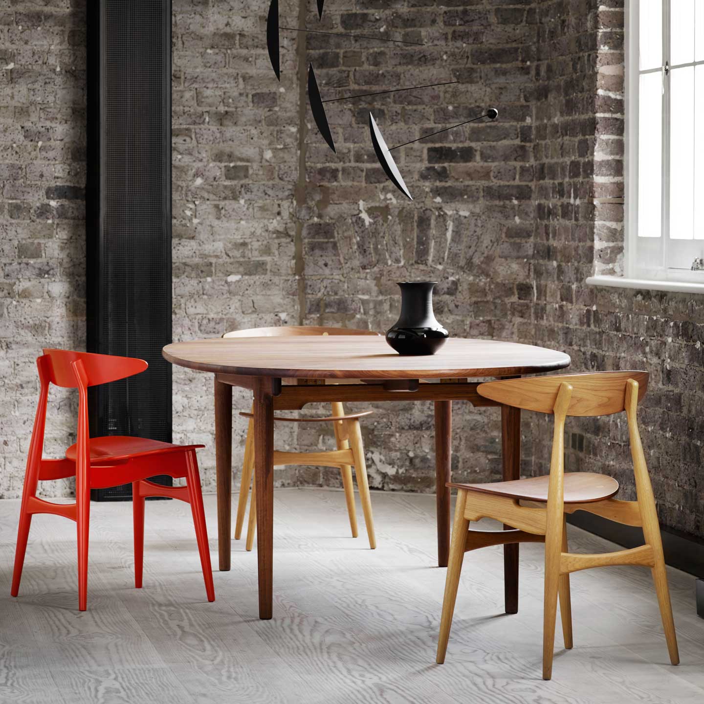 CH339 Extendable Table | Oiled Walnut Top and Frame