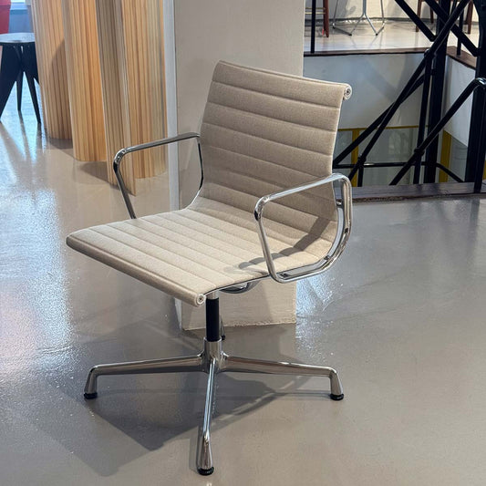 Ex Display Aluminium Group EA 103 Chair | Warm Grey/Ivory 79 Hopsak Upholstery