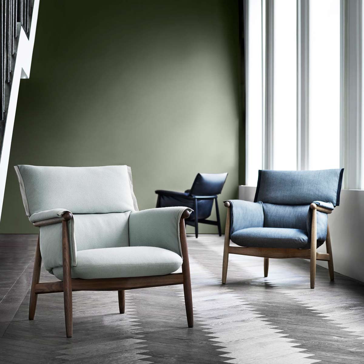 Embrace Lounge Chair E015 | Light Grey Hallingdal 130 Black Edge Strip