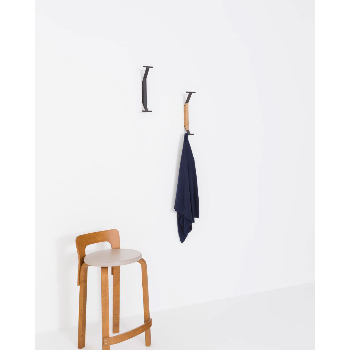 Kaari Wall Hook | Natural Lacquered Oak