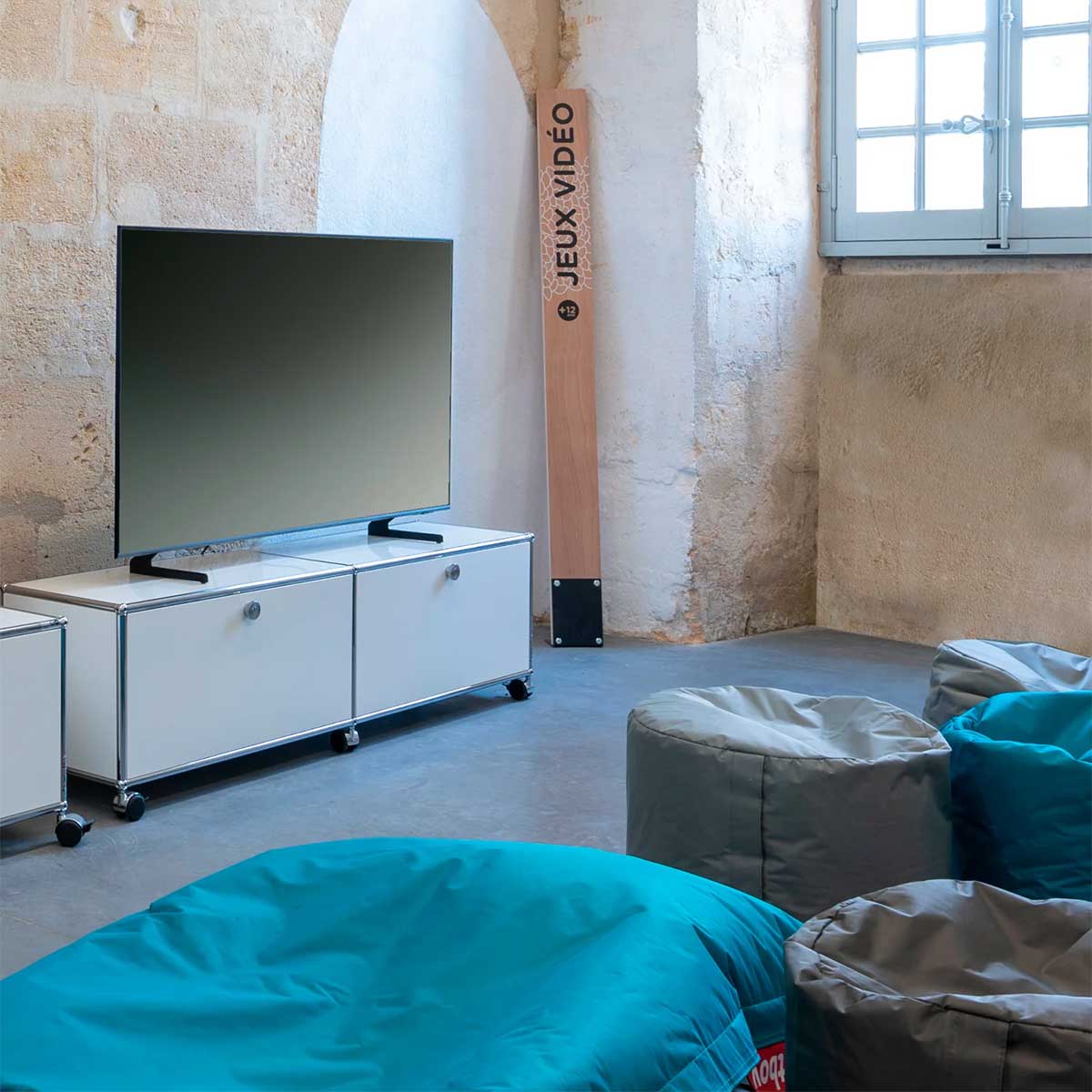 USM Low Media Unit | White Lacquer Panels