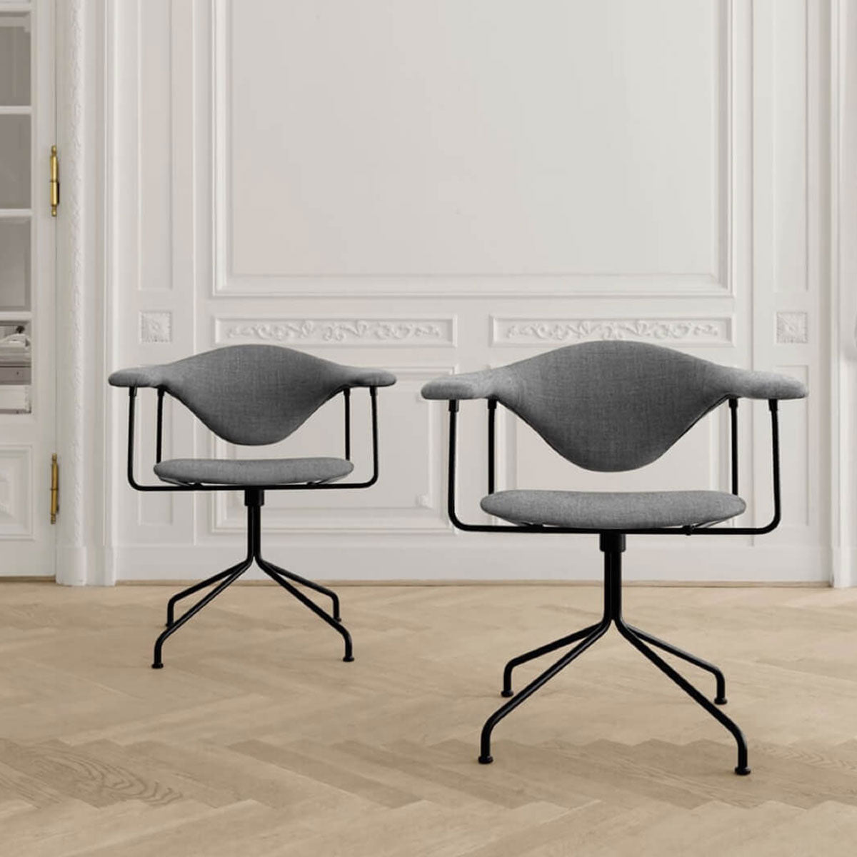 Masculo Meeting Chair | Remix Fabric 173 Dark Grey