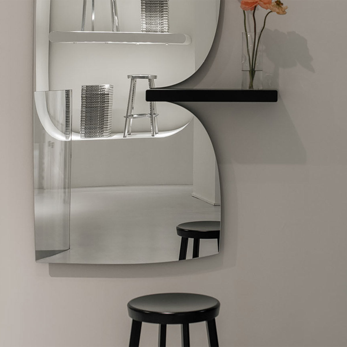Morphed Mirror with 1 Shelf | Black Solid Ash Shelf