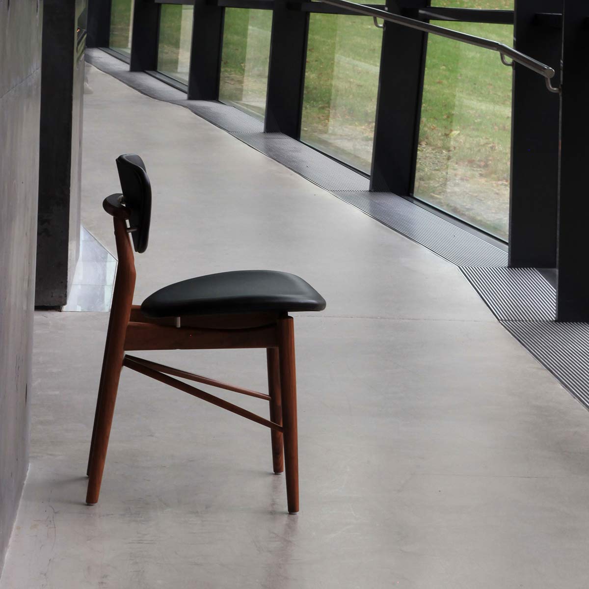 108 Dining Chair | Black Elegance Leather Upholstery