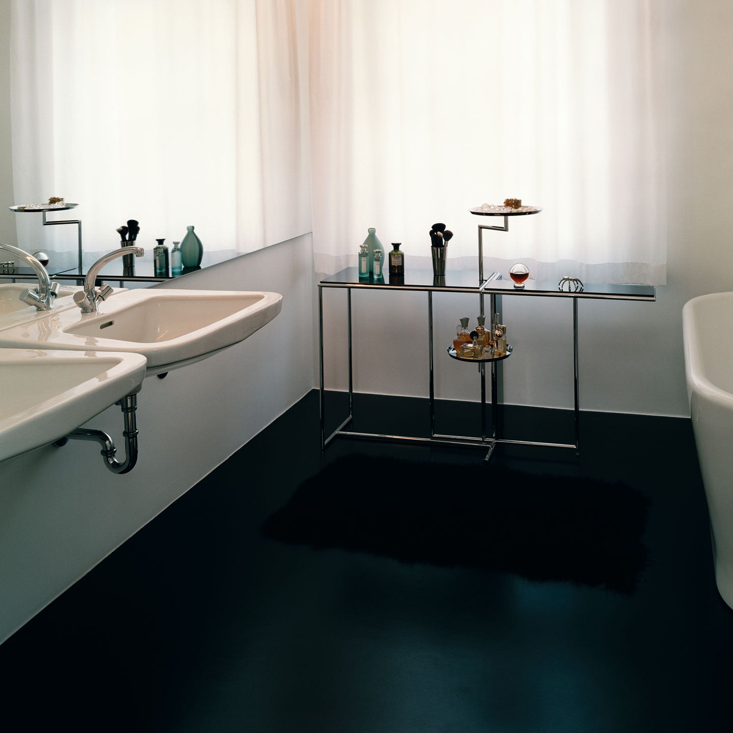 Eileen Gray Rivoli Table | Black Lacquer