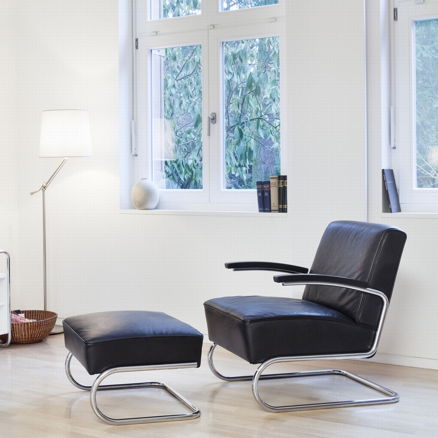S411 Footstool | Black Linea 622 Leather