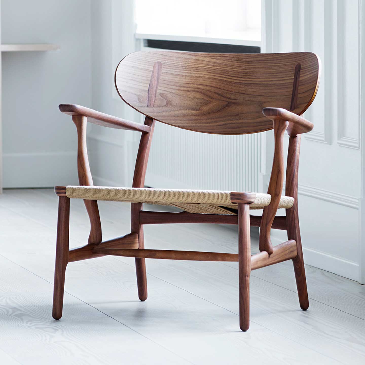 CH22 Lounge Chair | Natural Papercord Seat Oiled Walnut Frame