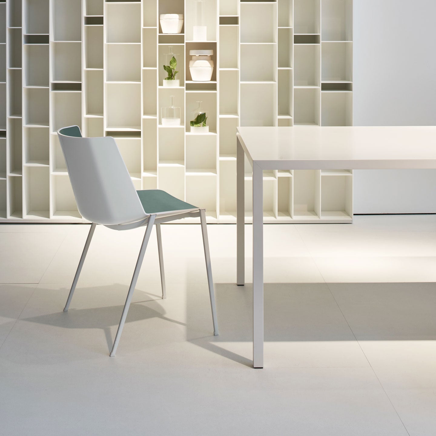 Aiku Chair - Tapered Legs | Gloss White Outer Textured Blue Inner