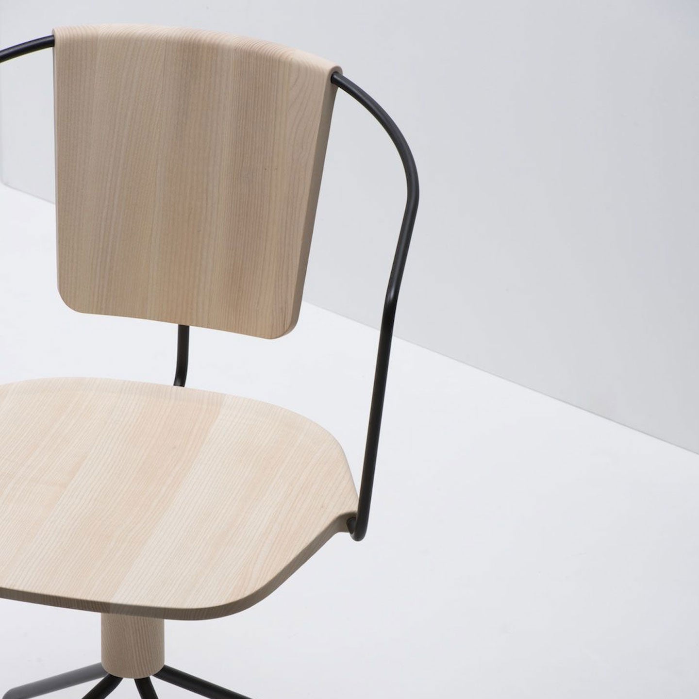 Uncino B Swivel Chair | Natural Oak