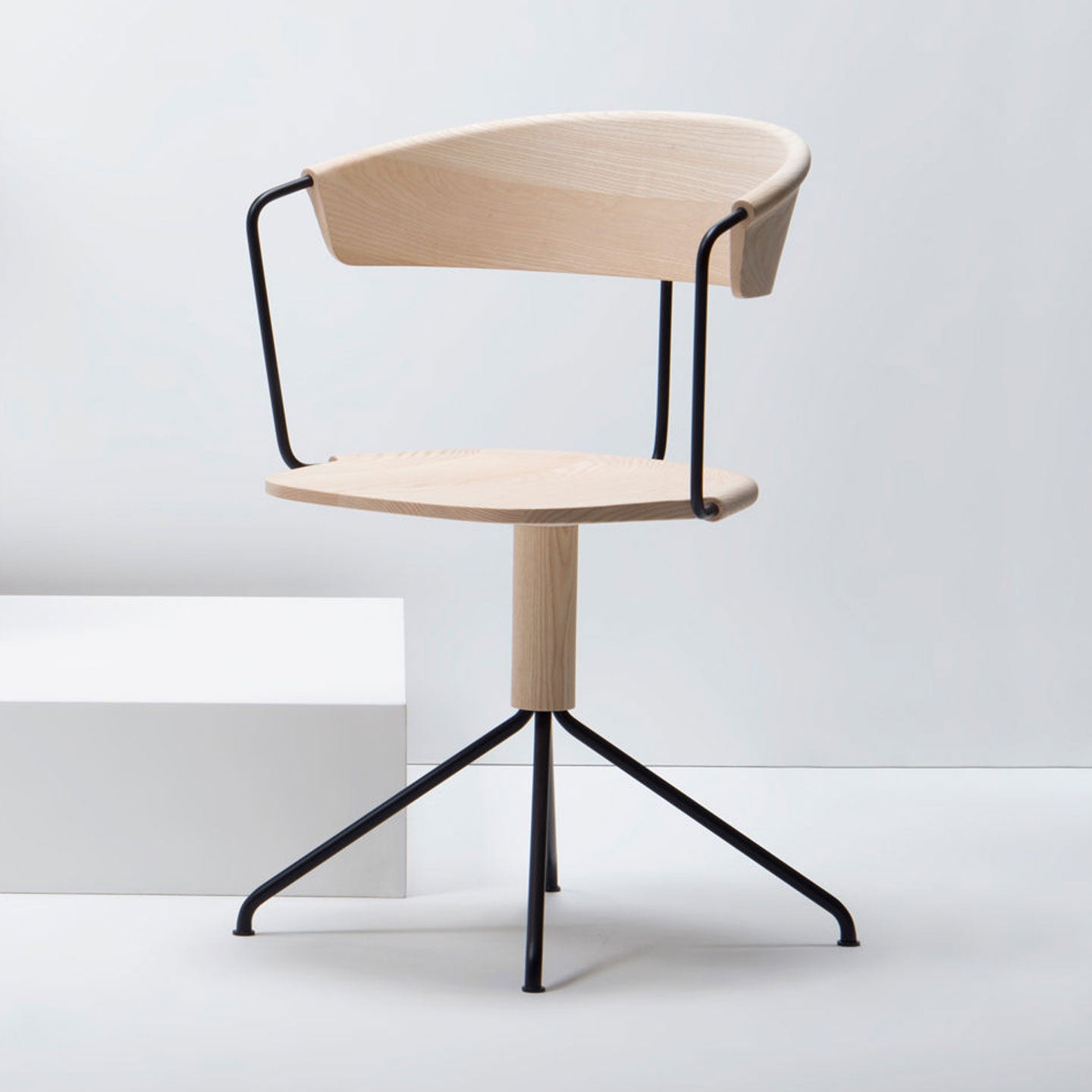 Uncino A Swivel Chair | Natural Ash