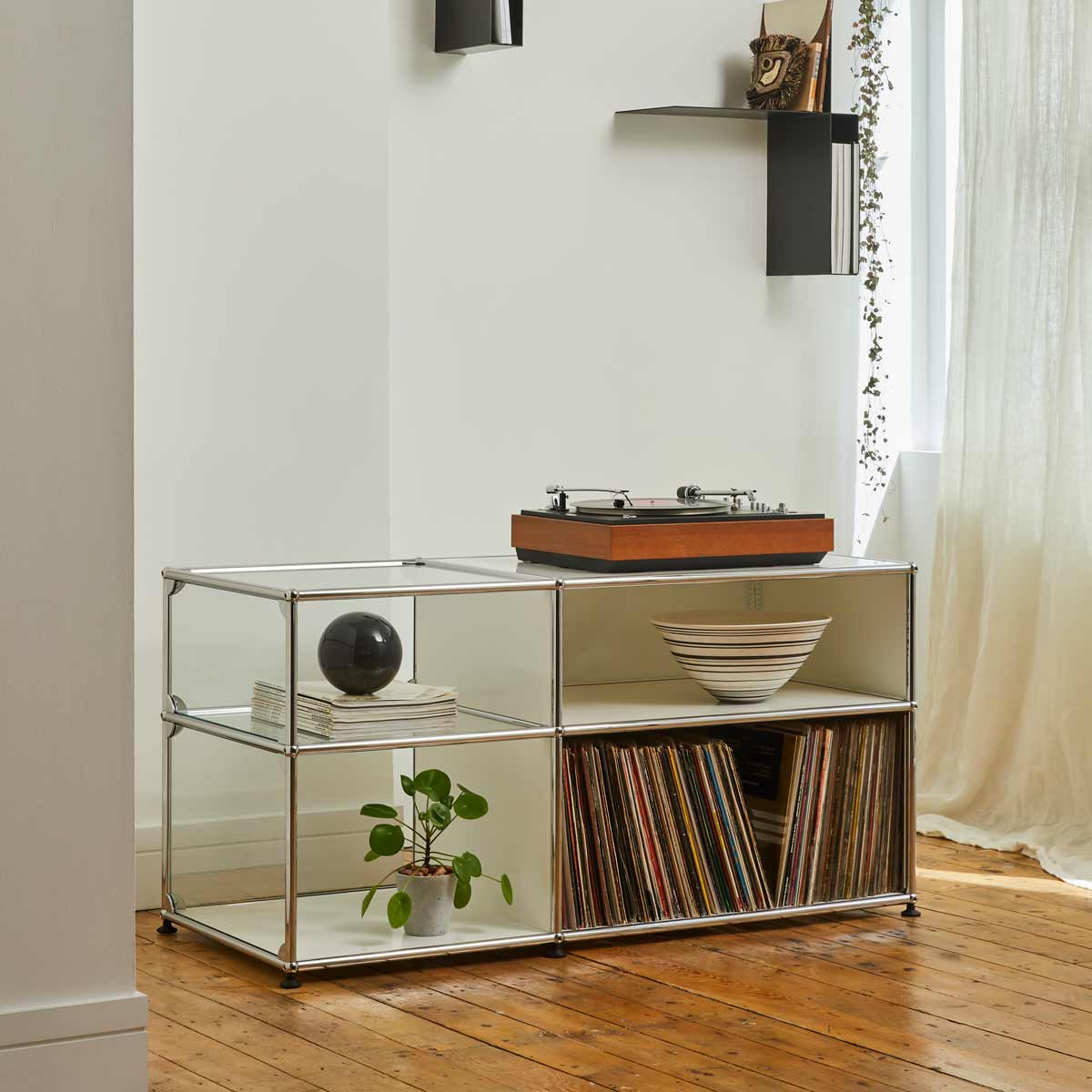 USM Glass Media Unit | White Lacquer Panels