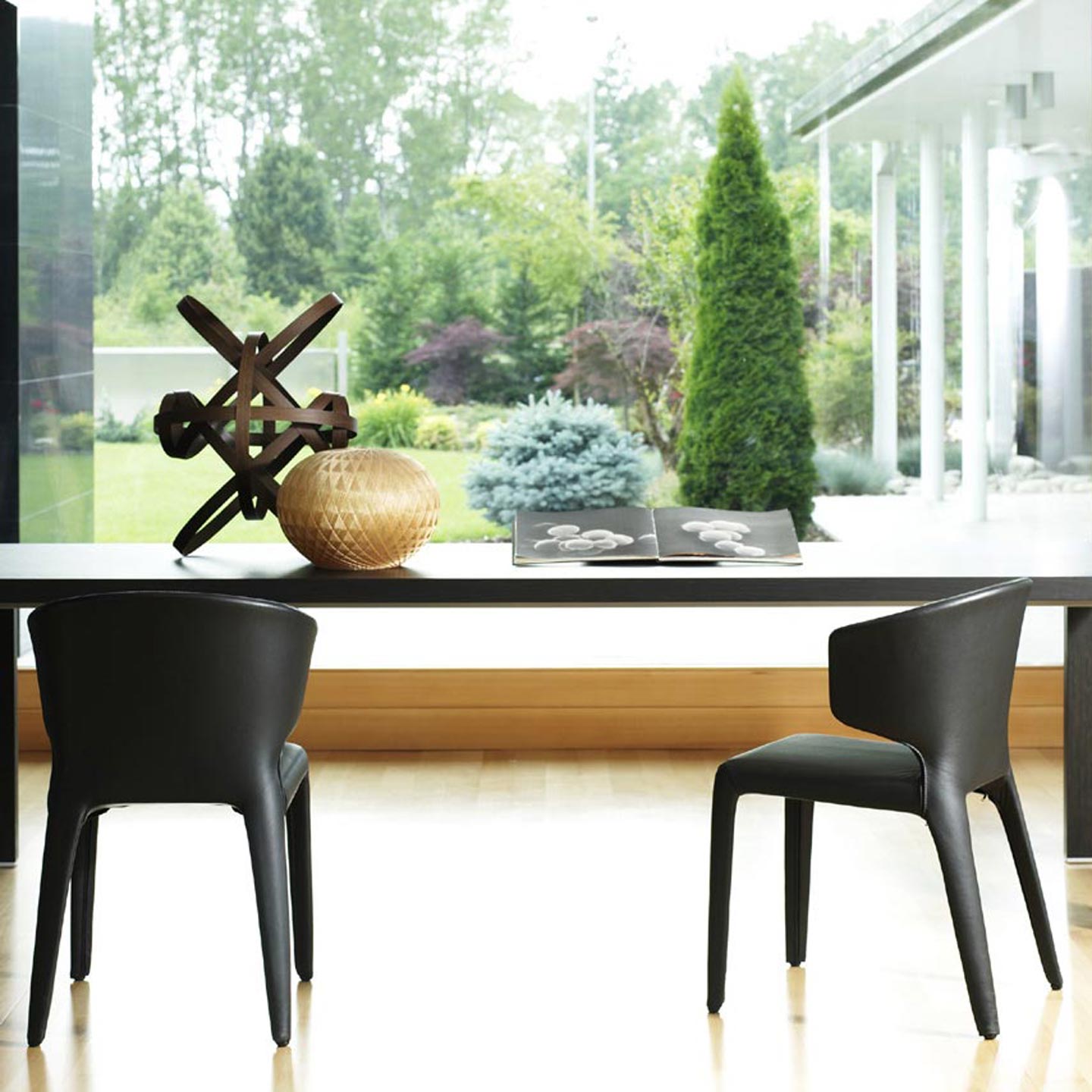 Hola Chair (with arms) | Black Leather 13X606