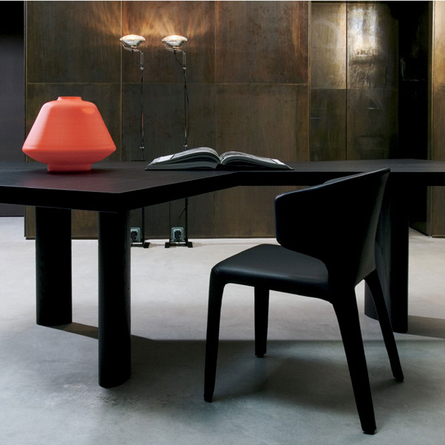 Hola Chair (with arms) | Black Leather 13X606