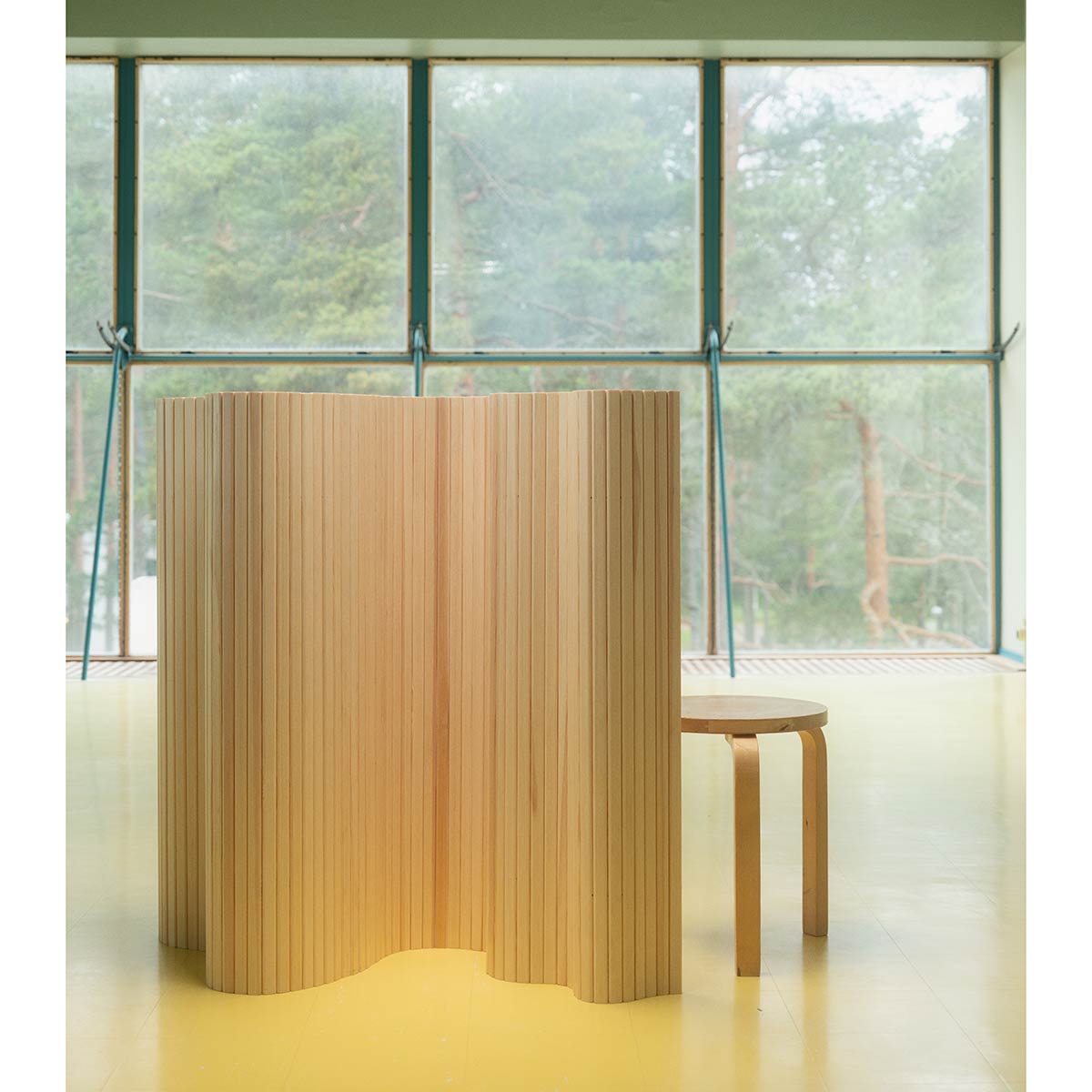 100 Screen | Clear Lacquered Solid Pine