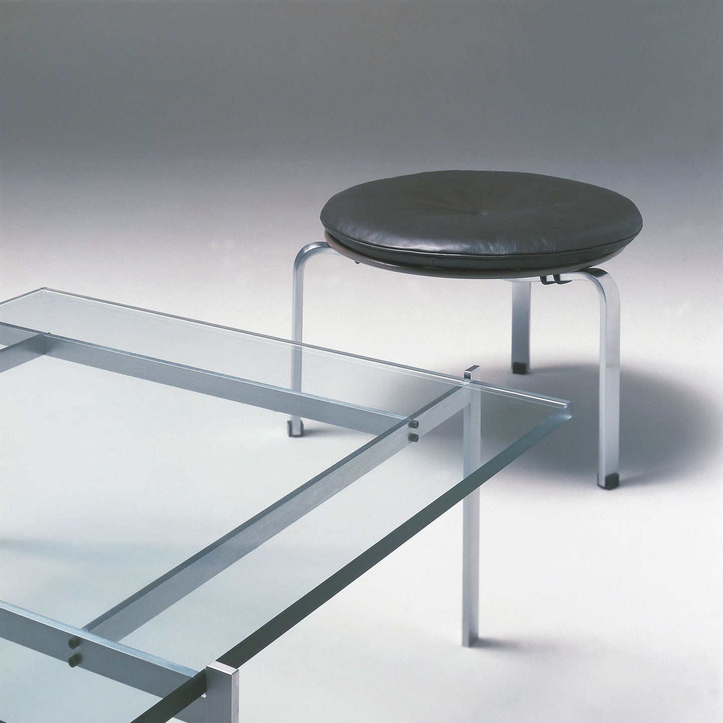PK33 Stool | Classic Black Leather