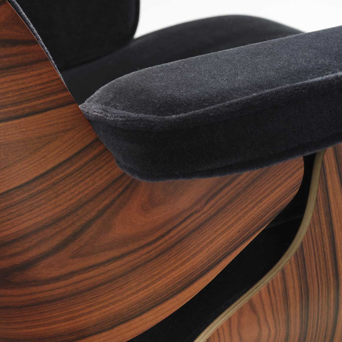 Eames Lounge Chair & Ottoman | Dk Anthracite Calma Velvet Santos Palisander Shell