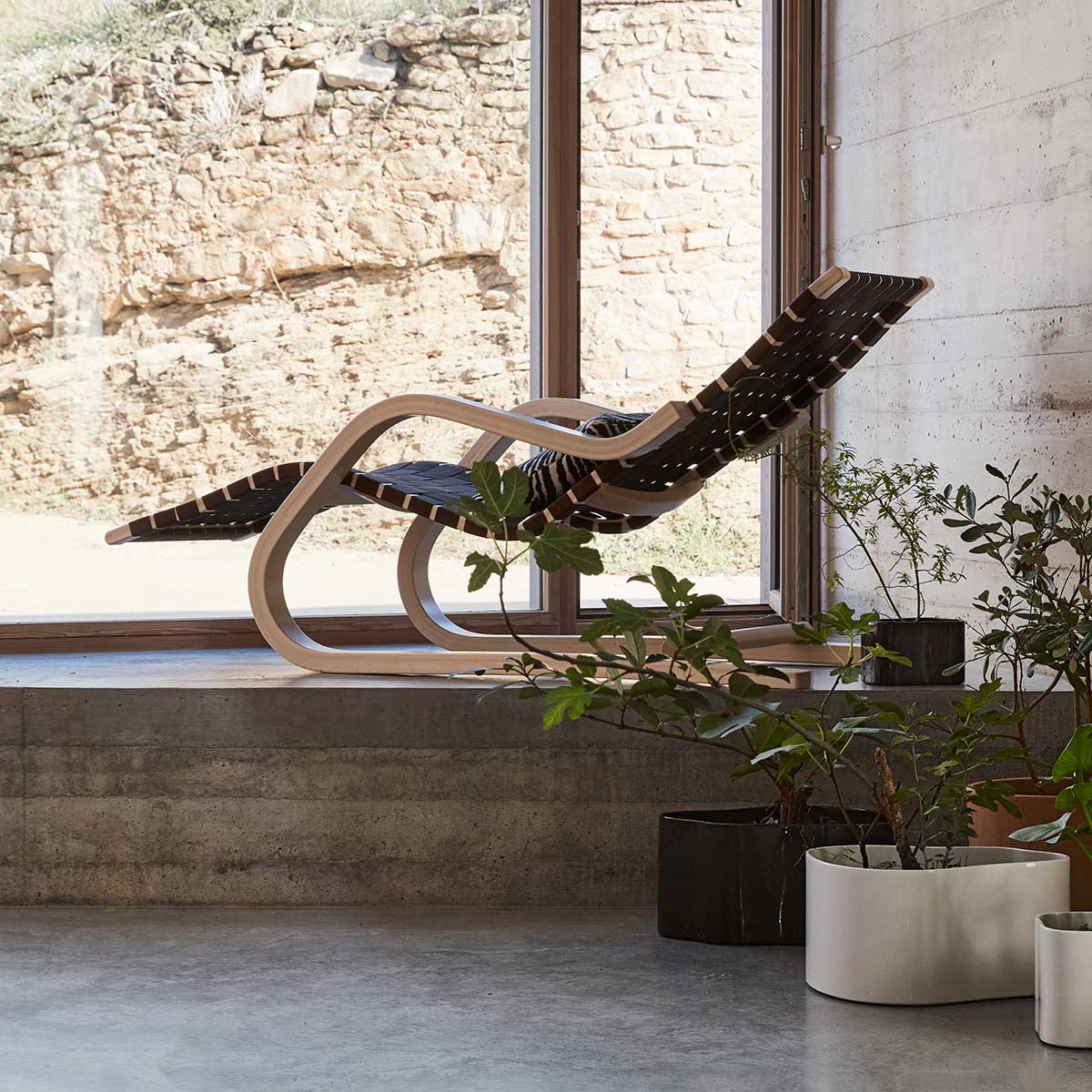 43 Lounge Chair | Black Webbing