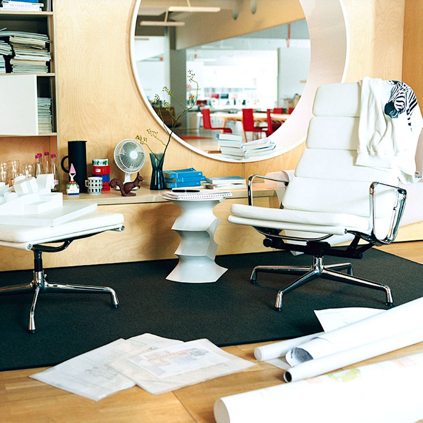 Soft Pad EA 222 Chair | Leather Snow 72 and Plano White 88