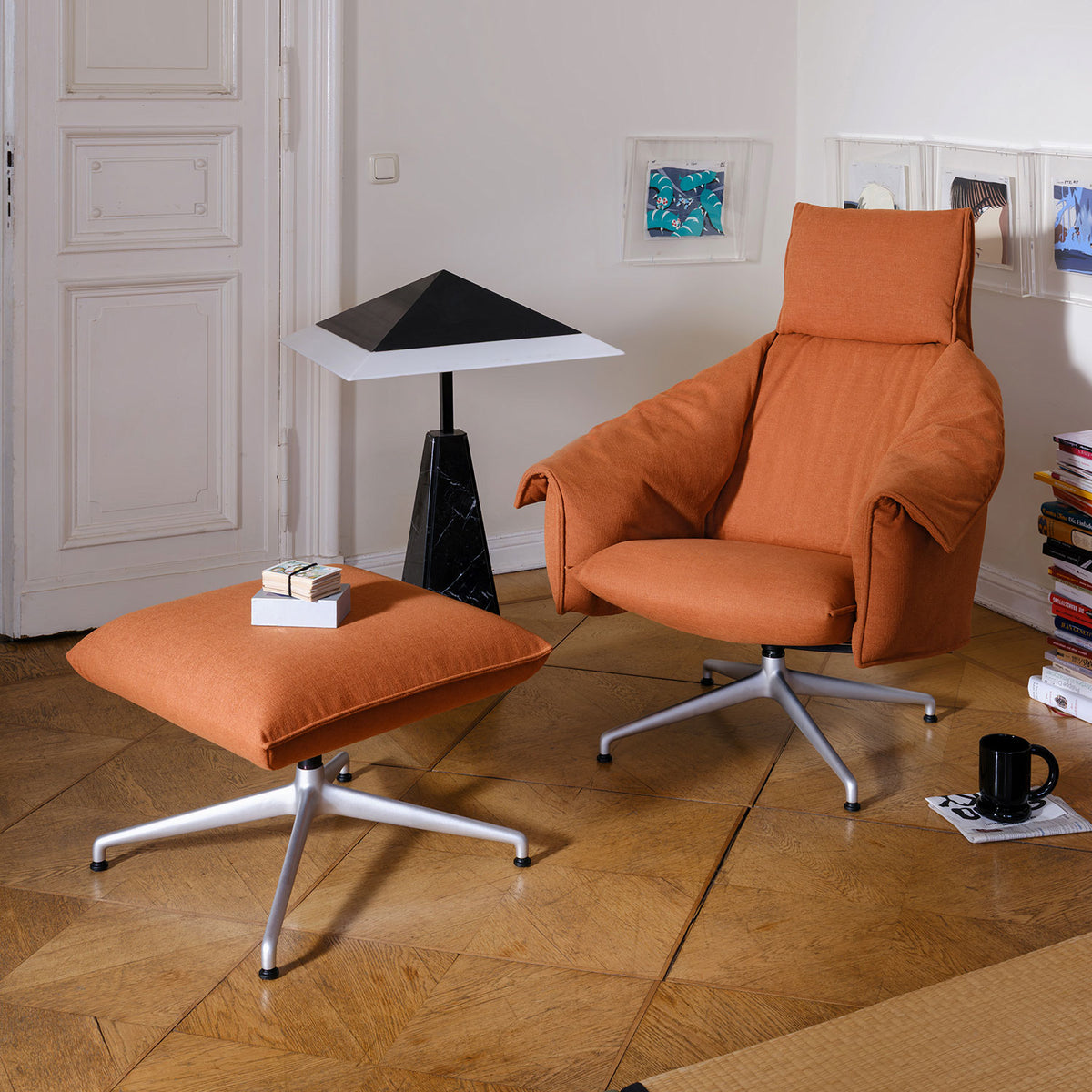 Bascule Highback & Ottoman with blasted Aluminium base