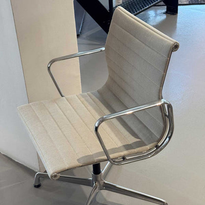 Ex Display Aluminium Group EA 103 Chair | Warm Grey/Ivory 79 Hopsak Upholstery