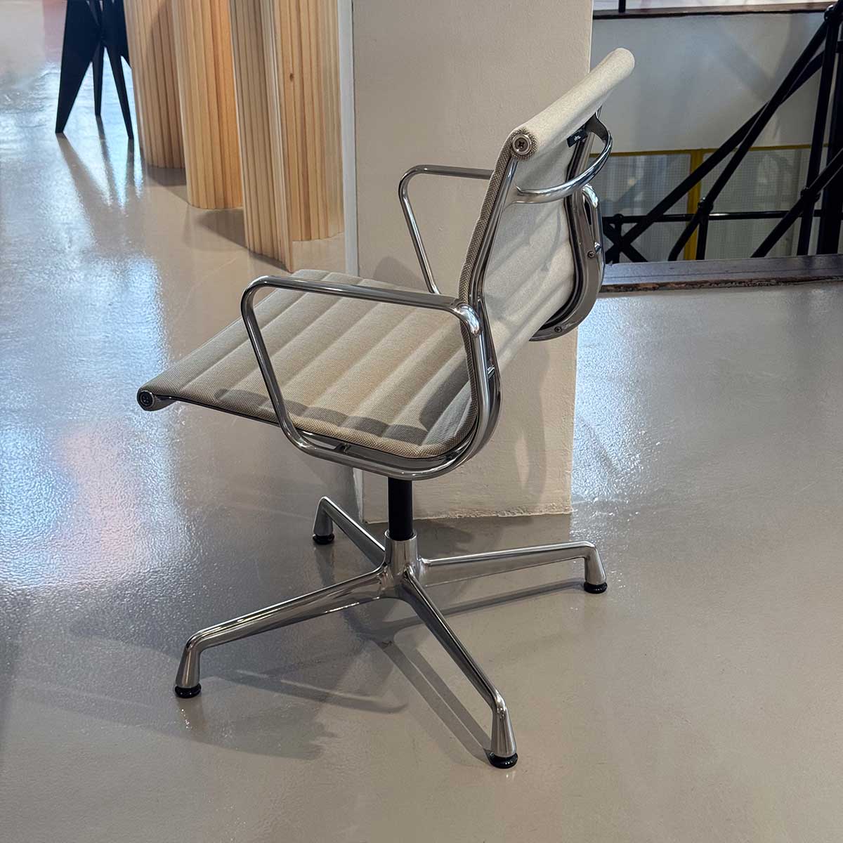 Ex Display Aluminium Group EA 103 Chair | Warm Grey/Ivory 79 Hopsak Upholstery