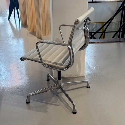 Ex Display Aluminium Group EA 103 Chair | Warm Grey/Ivory 79 Hopsak Upholstery