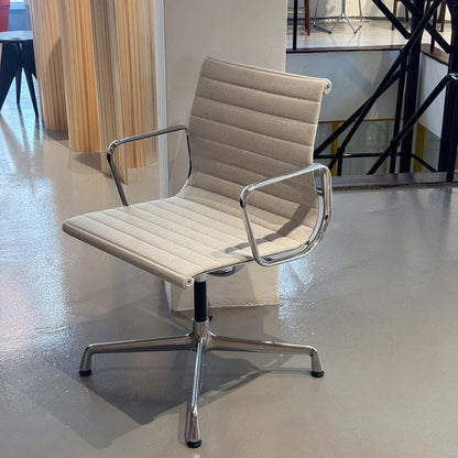 Ex Display Aluminium Group EA 103 Chair | Warm Grey/Ivory 79 Hopsak Upholstery
