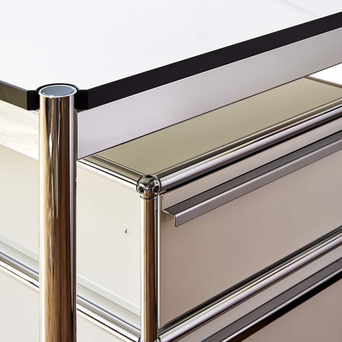 USM Mobile Pedestal | Beige Lacquer Panels