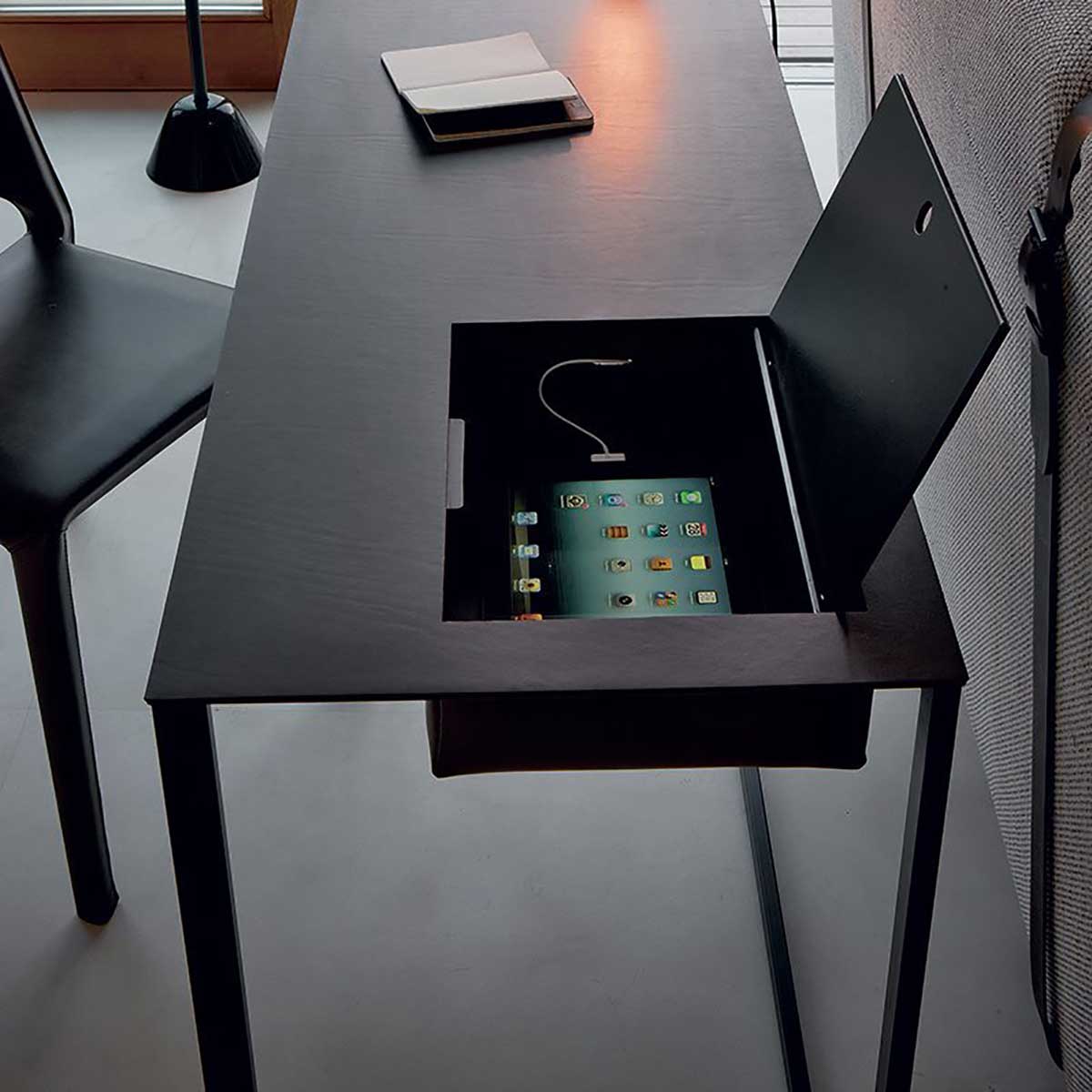 Calamo Desk | Graphite Cowhide