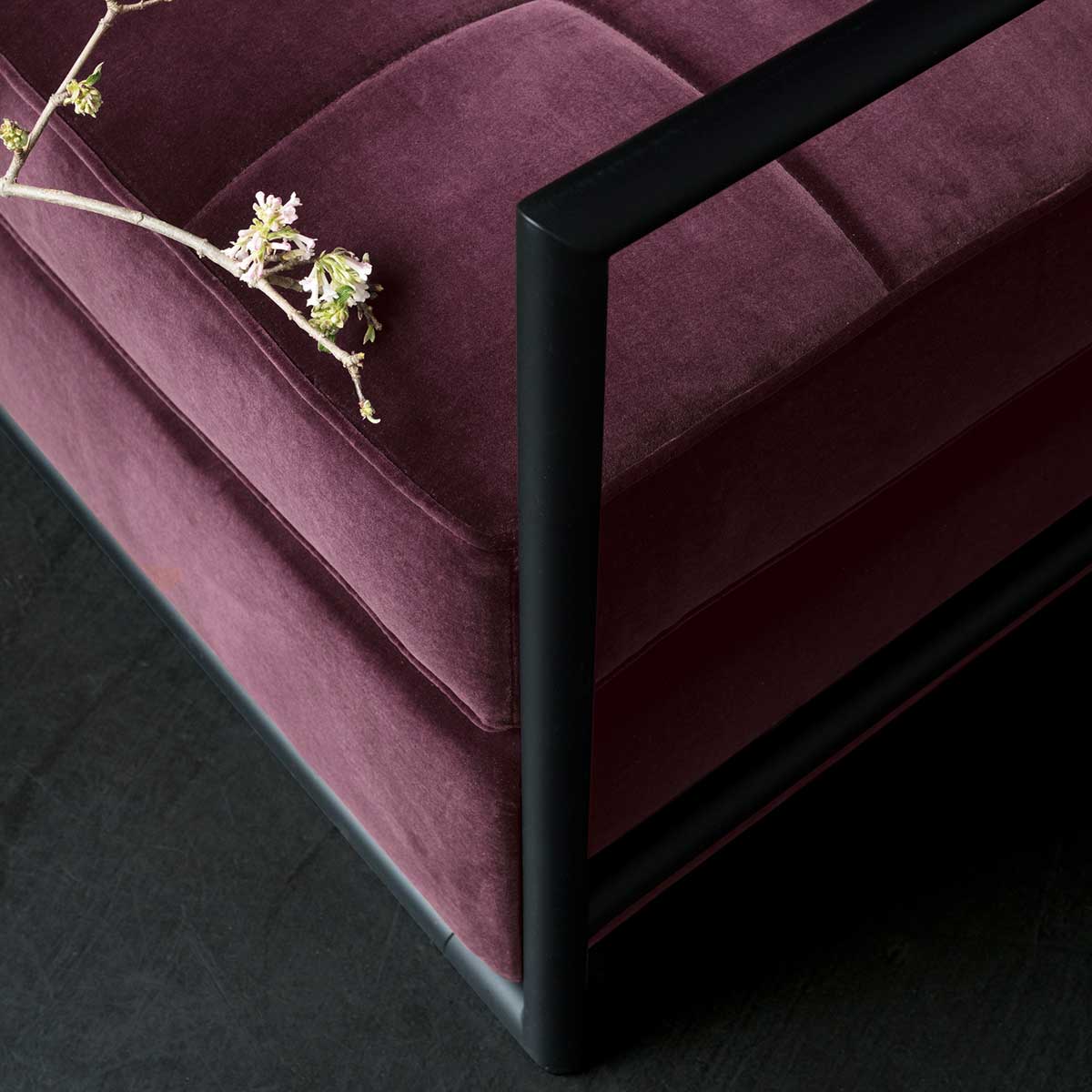 Eileen Gray Day Bed Grand | Aubergine 102 Velvet Upholstery