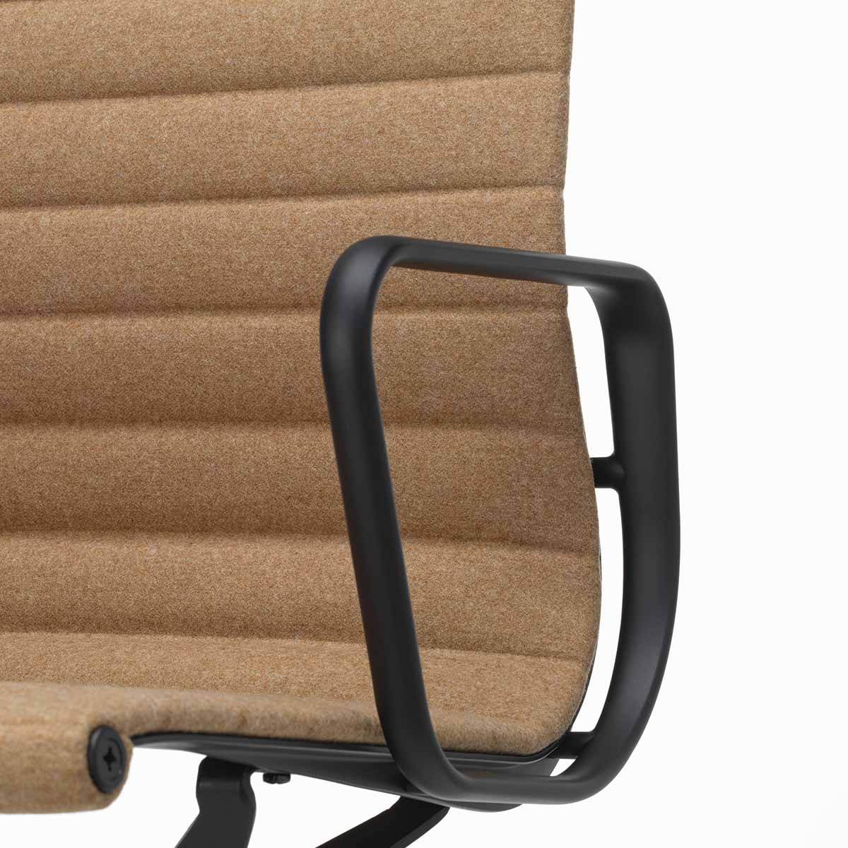 Aluminium Group EA 132 Chair | Cosy 13 Papyrus Wool Upholstery