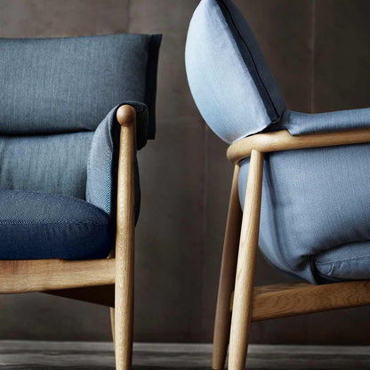 Embrace Lounge Chair E015 | Light Grey Hallingdal 130 Black Edge Strip