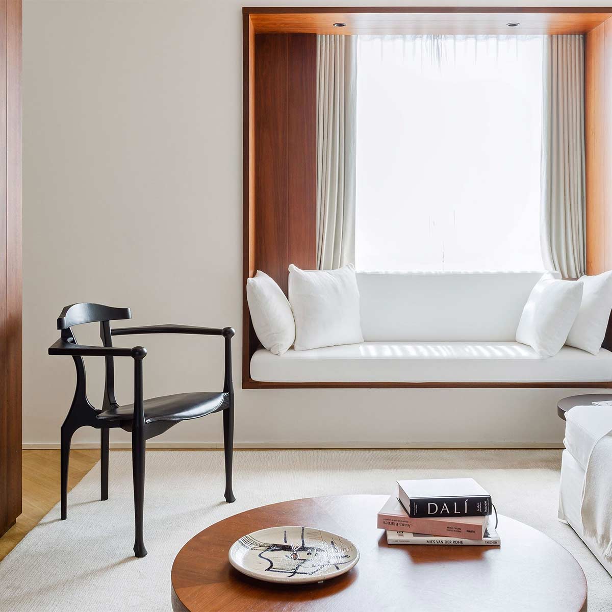 Gaulino Easy Chair | Black Hide Seat