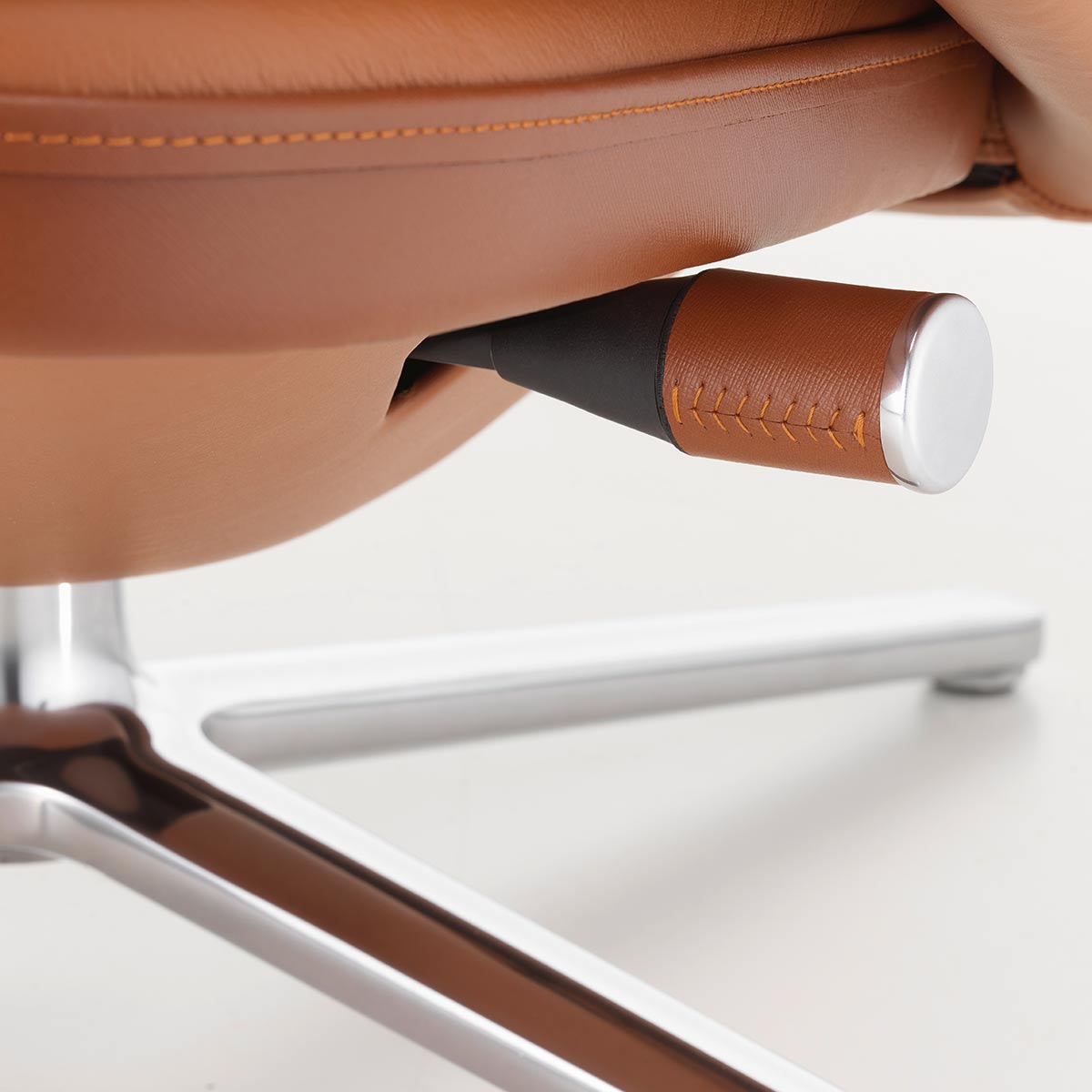 Grand Relax Lounge Chair & Ottoman | Dark Cognac Forte and Cognac Premium Leathers