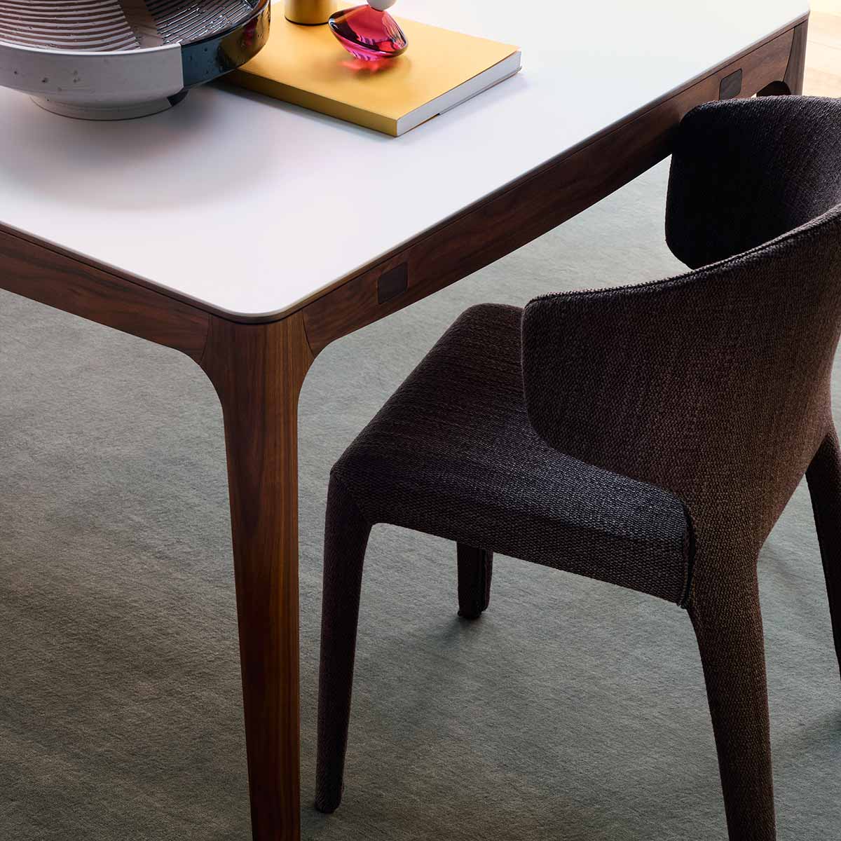 Hola Chair (with arms) | Perbacco 13E443 Brown Fabric