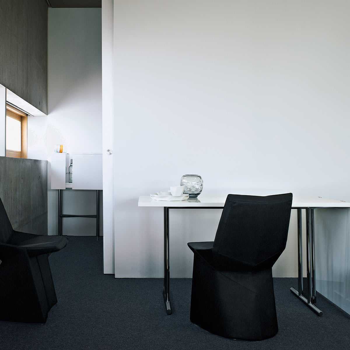 Eileen Gray Lou Perou Table | Glossy White Lacquer