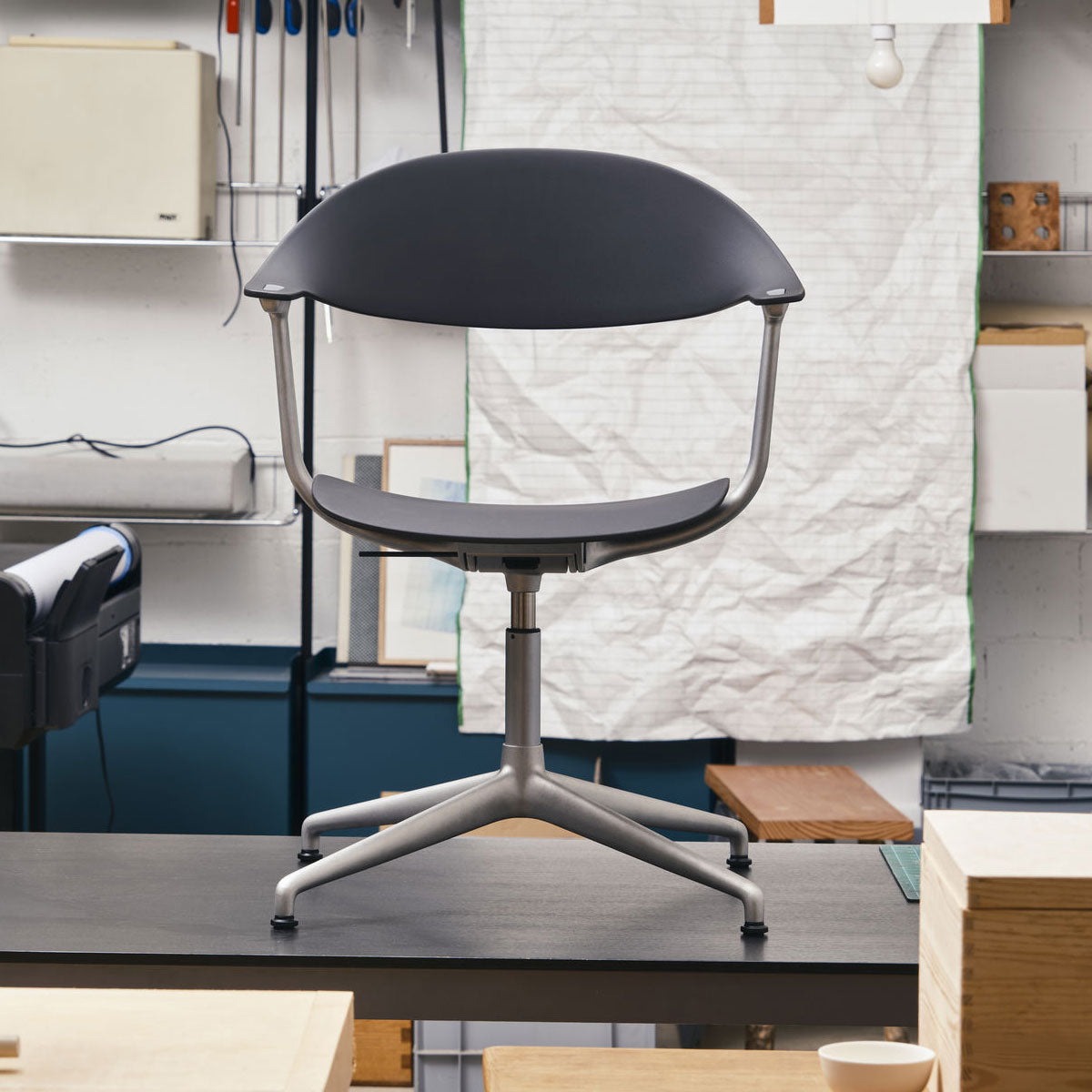 Mynt Chair Plastic | Basic Darkwith 4 Star Blasted Aluminium Base