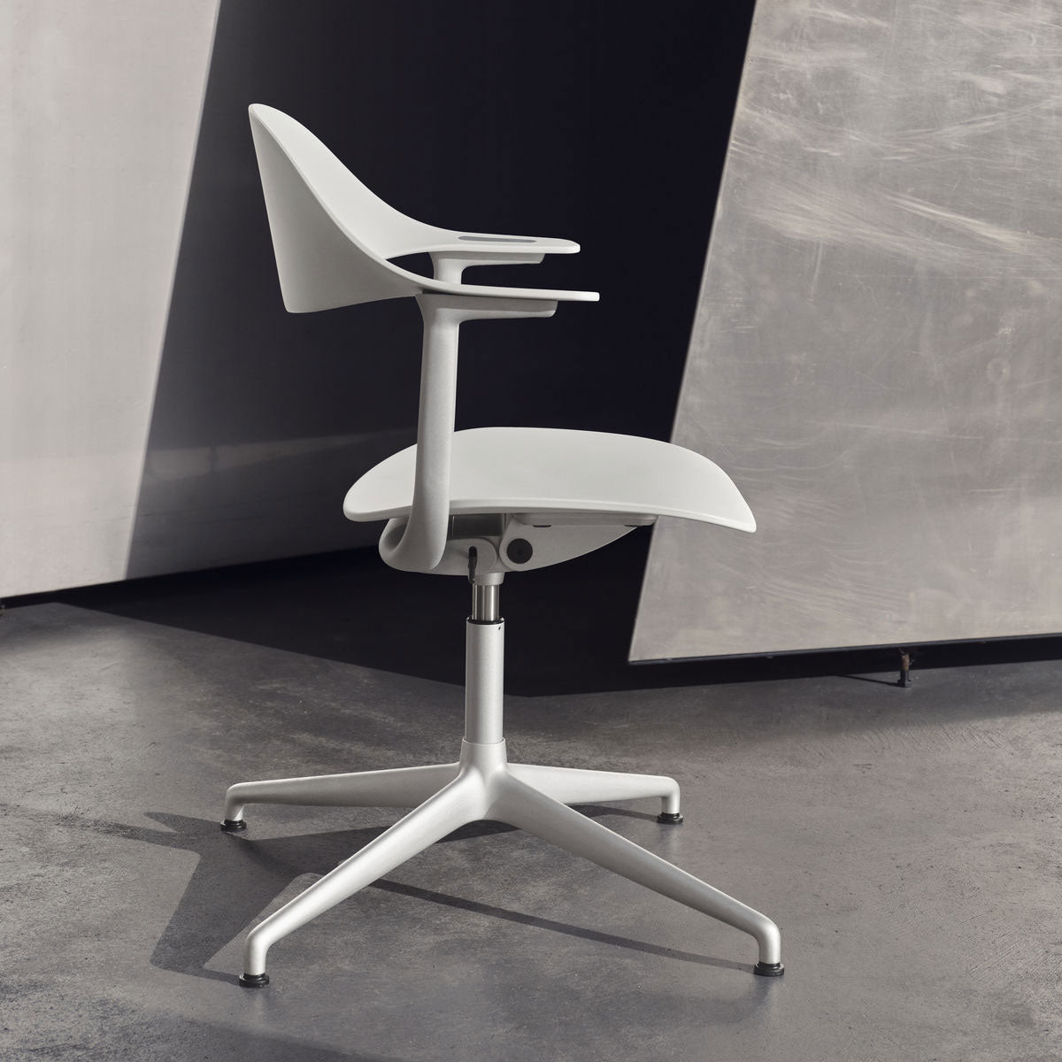 Mynt Chair Plastic | Greywith 4 Star Blasted Aluminium Base