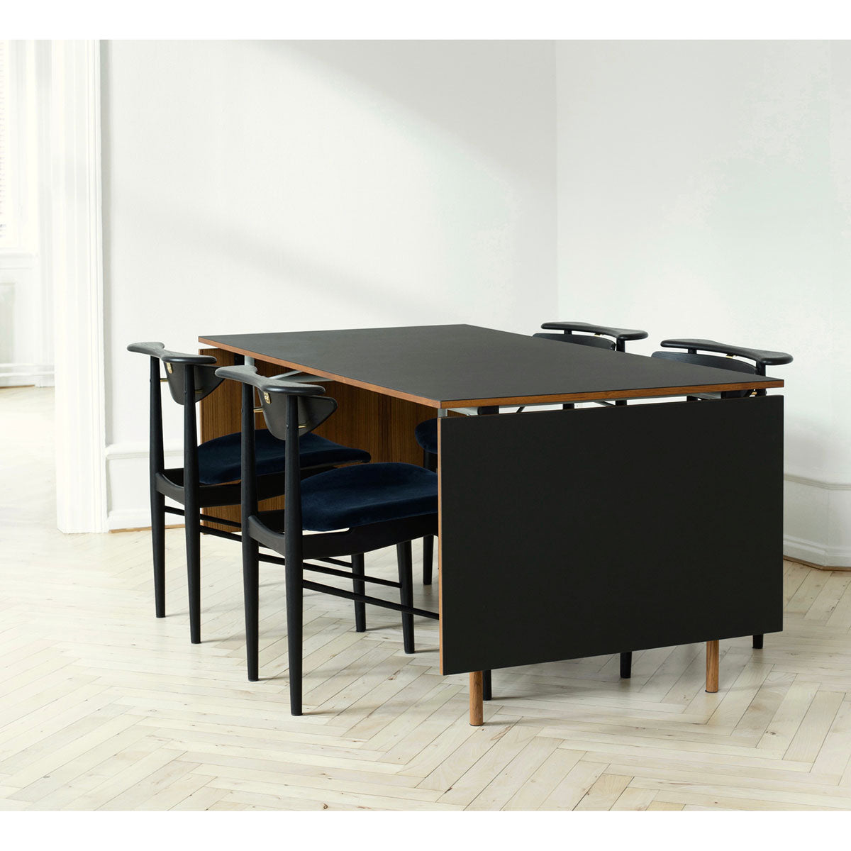 Nyhavn Dining Table Extendable | Oak Clear Oiled with Black Linoleum Top