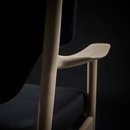 Veng Lounge Chair | Black Leather Seat and Back