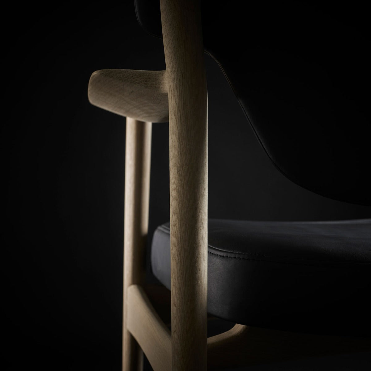 Veng Lounge Chair | Black Leather Seat and Back