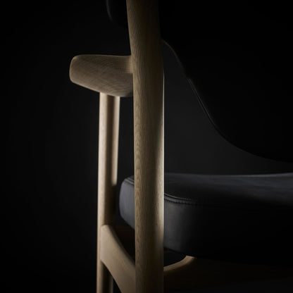 Veng Lounge Chair | Black Leather Seat and Back