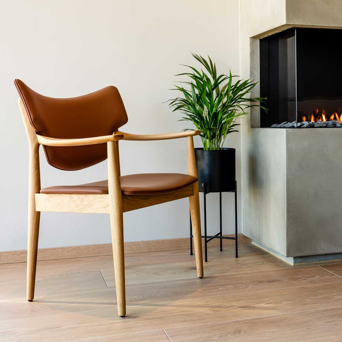 Veng Lounge Chair | Black Leather Seat and Back