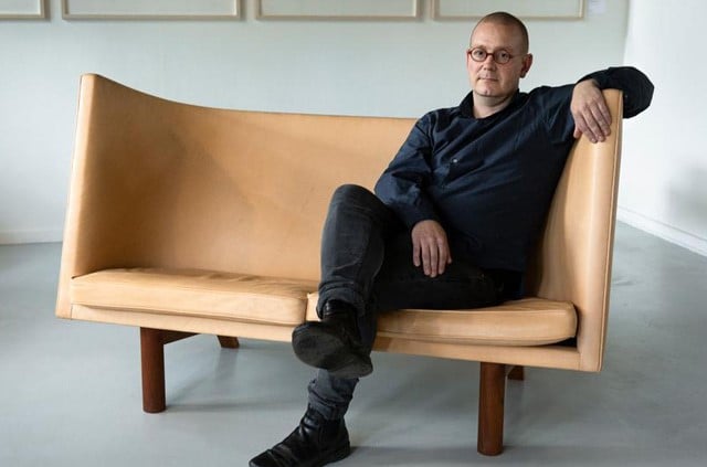 Anders Petersen on Dan Svarth's sofa