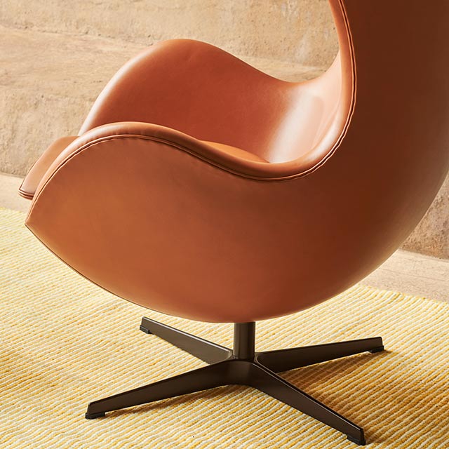 Arne Jacobsen Egg Chair in Leather