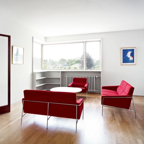 Series 3302 2 seat sofa by Arne Jacobsen for Fritz Hansen - Aram Store